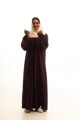 مفهوم الفرح بالنصر والفوز، تحقيق الأهداف والنجاح، تعابير السرور والسعادة، بورتريه مقرب لامرأة خليجية سعودية ترتدي العباءة والحجاب ترفع يديها بإيماءات الحماس، خلفية بيضاء