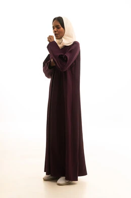 الشعور بالمرض والكحة، بورتريه لامرأه عربية خليجية سعودية ترتدي العباءة والحجاب تعاني من السعال، الانفلونزا والتهاب الرئه، الاصابة بفايروسات صدرية، الجسم بالطول الكامل، خلفية بيضاء