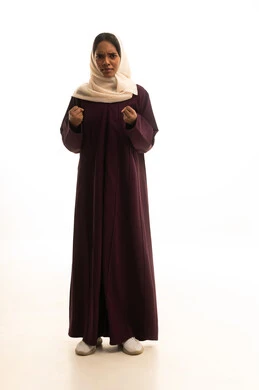 إيماءات الغضب و الانزعاج, بورتريه لامرأة عربية خليجية سعودية ترتدي العباءة والحجاب تنظر إلى الكاميرا بتعابير العصبية و النقاش بانفعال, خلفية بيضاء