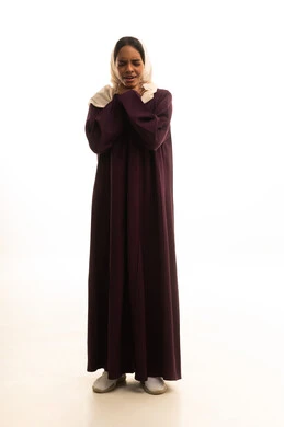 عدم القدرة على التنفس والاحساس بالاختناق، أمراض البلعوم والتهاب اللوزتين، الشعور بآلام في الحلق، بورتريه لامراه عربية خليجية سعودية ترتدي العباءه والحجاب تضع يديها حول عنقها بإيماءات المعاناة والتوجع، الجسم بالطول الكامل، خلفية بيضاء