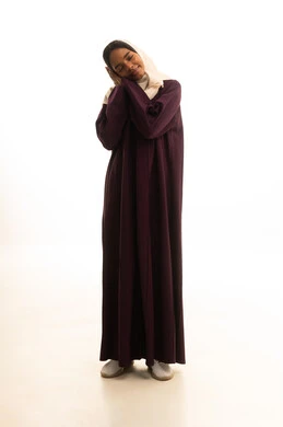 التعب و الارهاق و النعاس، السهر لوقت متأخر من الليل، بورتريه لإمرأه عربية خليجية سعودية  ترتدي العباءة والحجاب تضع يديها تحت رأسها بإيماءات الخمول والكسل, خلفية بيضاء