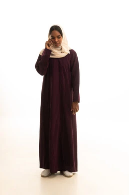 الحزن والإحباط و الرغبه بالبكاء, بورتريه لفتاة عربيه خليجية سعودية ترتدي الحجاب والعباءة تقف بايماءات وجه ويدين تدل على الشعور بالخيبه, الشعور بألم في العيون، الندم على شيء ما, مفهوم الخساره والفشل، خلفية بيضاء .