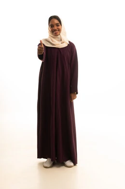 تعابير الموافقة و القبول ,النظر الى الكاميرا بإيماءات السرور، تعابير الإعجاب والرضى، بورتريه لفتاة عربيه خليجية سعودية ترتدي الحجاب والعباءة ترفع يدها للاعلى بعلامة الامتياز و الجودة, خلفية بيضاء