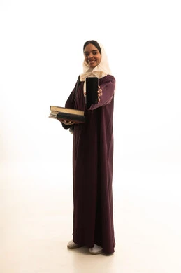 عرض شاشة الجوال ، دمج التقنيات الحديثة بالتعلم والتدريب، التعليم باستخدام التكنولوجيا، بورتريه لطالبة عربية خليجية سعودية ترتدي العباءة و الحجاب  تحمل مجموعة من الكتب تمسك بيدها الهاتف المحمول، خلفية بيضاء