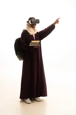 التعليم باستخدام تقنية العالم الافتراضي، محاكاة العالم الخيالي، دمج التقنيات الحديثة بالتعلم والتدريب،بورتريه لطالبة عربية خليجية سعودية ترتدي العباءة و الحجاب تضع نظارة الفي ار ثلاثية الأبعاد تحمل مجموعة من الكتب،  خلفية بيضاء