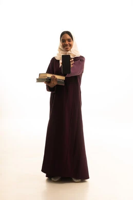 عرض شاشة الجوال ، التعليم العالي في جامعات المملكة، المناهج والمواد التعليمية الحديثة، الاستعداد للعام الجامعي الجديد، بورتريه لطالبة جامعية عربية خليجية سعودية سمراء ترتدي العباءه والحجاب وحقيبة الظهر تحمل مجموعة من الكتب ، خلفية بيضاء