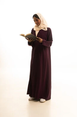 مراجعة الدروس اليومية، التعليم الجامعي في المملكة العربية السعودية ،  بورتريه لطالبة جامعية عربية خليجية سعودية ترتدي العباءه والحجاب تحمل بيدها كتاب جامعي، قراءة الكتب المفيدة، خلفية بيضاء .