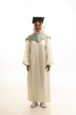 ايماءات البهجة والسعادة ، مفهوم التفوق والنجاح، التقاط صور شخصية بثياب التخرج، الاحتفال بإنهاء المرحلة الجامعية، بورتريه لطالبة عربيه خليجيه سعوديه ترتدي روب التخرج والقبعة وعباءة التخرج تنظر بتعابير السرور، خلفية بيضاء