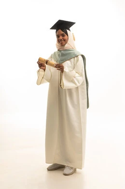 النظر الى الكاميرا بايماءات السعادة ، مفهوم التفوق والنجاح، التقاط صور شخصية بثياب التخرج، الاحتفال بإنهاء المرحلة الجامعية، بورتريه لطالبة عربيه خليجيه سعوديه ترتدي القبعة وعباءة التخرج تنظر بتعابير السرور، خلفية بيضاء النظر الى الكاميرا بايماءات السعادة ، مفهوم التفوق والنجاح، التقاط صور شخصية بثياب التخرج، الاحتفال بإنهاء المرحلة الجامعية، بورتريه لطالبة عربيه خليجيه سعوديه ترتدي القبعة وعباءة التخرج تنظر بتعابير السرور، خلفية بيضاء