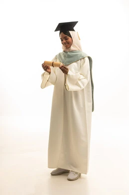 حمل الشهادة بتعابير الفرح ، مفهوم التفوق والنجاح، التقاط صور شخصية بثياب التخرج، الاحتفال بإنهاء المرحلة الجامعية، بورتريه لطالبة عربيه خليجيه سعوديه ترتدي القبعة وعباءة التخرج تنظر بتعابير السرور، خلفية بيضاء