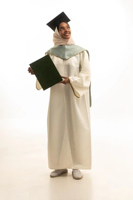 استخدام التكنولوجيا الحديثة ، التعليم عن بعد باستخدام اللابتوب ، الاحتفال بإنهاء المرحلة الجامعية، بورتريه لطالبة عربيه خليجيه سعوديه ترتدي روب التخرج والقبعة وعباءة التخرج تستخدم جهاز الحاسوب المحمول بتعابير السرور، خلفية بيضاء استخدام التكنولوجيا الحديثة ، التعليم عن بعد باستخدام اللابتوب ، الاحتفال بإنهاء المرحلة الجامعية، بورتريه لطالبة عربيه خليجيه سعوديه ترتدي روب التخرج والقبعة وعباءة التخرج تستخدم جهاز الحاسوب المحمول بتعابير السرور، خلفية بيضاء