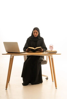 بورتريه لامراه عربية خليجية سعودية ترتدي العباءة والحجاب تجلس على المكتب الدراسي تمسك بيدها كتاب , استخدام جهاز الحاسوب في حل واجباتها ,دور التكنولوجيا في تغيير أساليب التعليم التقليدية, مفهوم التعليم المنزلي, خلفية بيضاء. بورتريه لامراه عربية خليجية سعودية ترتدي العباءة والحجاب تجلس على المكتب الدراسي تمسك بيدها كتاب , استخدام جهاز الحاسوب في حل واجباتها ,دور التكنولوجيا في تغيير أساليب التعليم التقليدية, مفهوم التعليم المنزلي, خلفية بيضاء.