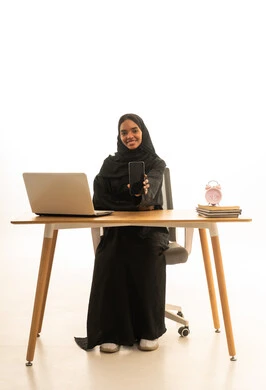 عرض شاشة سوداء فارغة ،مفهوم التعليم عبر الانترنت ، التعلم عن بعد ،استخدام التكنولوجيا والتقنيات الحديثة فى العمل ، بورتريه لطالبة عربيه خليجيه سعوديه ترتدي العباءه والحجاب تستخدم جهاز اللابتوب ، تتابع حصص الاونلاين عن طريق اللابتوب، خلفية بيضاء