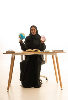 استغلال الوقت في الدراسة والمذاكرة, قدوم وقت الامتحانات والمذاكرات، مفهوم التفوق والاجتهاد , مفهوم البحث والاستكشاف حول العالم, بورتريه لطالبة عربية خليجية سعودية ترتدي العباءة والحجاب تجلس على الطاولة امام مجسم الكرة الارضية والكتب ، خلفية بيضاء استغلال الوقت في الدراسة والمذاكرة, قدوم وقت الامتحانات والمذاكرات، مفهوم التفوق والاجتهاد , مفهوم البحث والاستكشاف حول العالم, بورتريه لطالبة عربية خليجية سعودية ترتدي العباءة والحجاب تجلس على الطاولة امام مجسم الكرة الارضية والكتب ، خلفية بيضاء