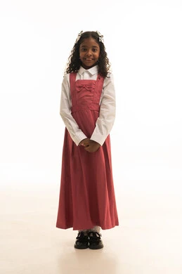 حب التعلم والتعليم, ايماءات الأدب والأخلاق المهذبه, العوده إلى المدارس, بورتريه لطالبة عربيه خليجية سعودية ترتدي المريول المدرسي , تلميذه سعودية مكتفة اليدين تبتسم وتنظر إلى الكاميرا, الإستعداد للعام الدراسي الجديد, خلفية بيضاء