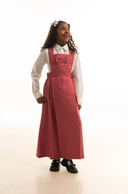 العوده إلى المدارس, ايماءات الأدب والأخلاق المهذبه, حب التعلم والتعليم, بورتريه لطالبة عربيه خليجية سعودية ترتدي المريول المدرسي , تلميذه سعودية تبتسم وتنظر إلى الكاميرا, الإستعداد للعام الدراسي الجديد, خلفية بيضاء العوده إلى المدارس, ايماءات الأدب والأخلاق المهذبه, حب التعلم والتعليم, بورتريه لطالبة عربيه خليجية سعودية ترتدي المريول المدرسي , تلميذه سعودية تبتسم وتنظر إلى الكاميرا, الإستعداد للعام الدراسي الجديد, خلفية بيضاء