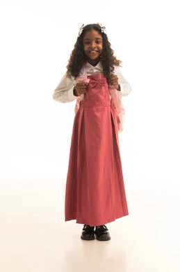 التجهيز لبداية العام الدراسي, موسم العوده للمدارس, بورتريه  لطالبة عربية خليجية سعودية ترتدي اليونيفورم المدرسي تحمل الحقيبة المدرسية, الرغبة في طلب العلم، تلميذه سعودية تنظر الى الكاميرا بتعابير السرور, الطول الكامل للجسم، خلفية بيضاء