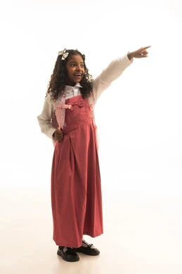 رفع اليد للاشارة لشيء , الرغبة في طلب العلم، التجهيز لبداية العام الدراسي, موسم العوده للمدارس, بورتريه من الجانب لطالبة عربية خليجية سعودية ترتدي اليونيفورم المدرسي تحمل الحقيبة المدرسية,  الطول الكامل للجسم، خلفية بيضاء