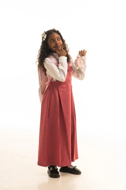 التفكير في طريقة تقسيم الوقت, الاستعداد للعام الدراسي الجديد, التعليم في المملكة العربية السعودية, بورتريه لفتاة عربية خليجية سعودية ترتدي الزي المدرسي تمسك بيدها ساعة المنبه وتحمل الحقيبة المدرسية, خلفية بيضاء