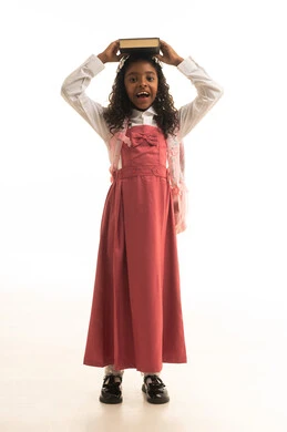 حمل كتاب على الرأس، مفهوم القبول والاجتهاد للوصول إلى النجاح، جودة التعليم في مدارس المملكة العربية السعودية، العودة الى المدارس، بورتريه لطالبة عربيه خليجيه سعودية مبتسمه ترتدي الزي المدرسي تحمل مجموعة من الكتب، صورة لكامل الجسم، خلفية بيضاء