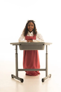 مفهوم العودة إلى المدارس، مراجعة الدروس اليومية, التعليم في المملكة العربية السعودية, الاستعداد للعام الدراسي الجديد, بورتريه لفتاة عربية خليجية سعودية ترتدي الزي المدرسي تجلس على الطاولة المكتبية تقوم بالكتابة فى الدفتر, خلفية بيضاء