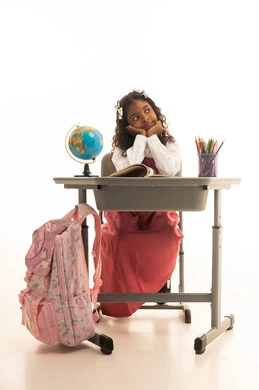 التأمل والتفكير العميق، استخدام الأدوات والوسائل المساعدة وجودة أساليب التعلم الفعال، بورتريه مقرب لطالبة عربىة خليجية سعودية ترتدي الزي المدرسي تجلس على طاوله مكتبية تشير الى مجسم الكرة الأرضية، مذاكره الدروس المدرسيه، خلفية بيضاء