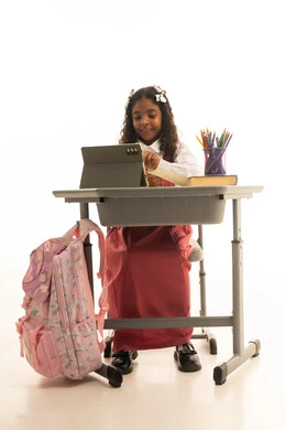 بنت سعودية تقوم بحل الواجبات وتلقي المحاضرات المدرسيه عن بعد عبر التابلت، متابعة الدروس عن طريق منصات التعلم، تطور العلم في المملكة العربية السعودية،  بورتريه مقرب لطالبه عربيه خليجيه سعودية ترتدي الزي المدرسي تجلس على الطاولة المكتبيه ، خلفية بيضاء