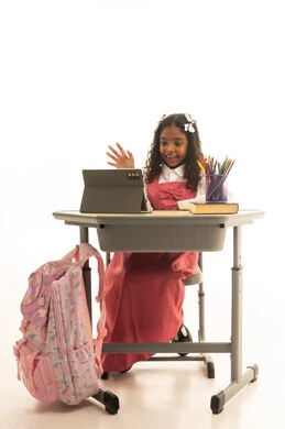 مكالمة فيديو لحل الواجبات والقاء المحاضرات المدرسيه عن بعد عبر التابلت، متابعة الدروس عن طريق منصات التعلم، تطور العلم في المملكة العربية السعودية،  بورتريه مقرب لطالبه عربيه خليجيه سعودية ترتدي الزي المدرسي تجلس على الطاولة المكتبيه ، خلفية بيضاء