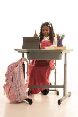 مراجعة الدروس اليومية, حل الواجبات والقاء المحاضرات المدرسيه عن بعد عبر التابلت، متابعة الدروس عن طريق منصات التعلم، تطور العلم في المملكة العربية السعودية،  بورتريه مقرب لطالبه عربيه خليجيه سعودية ترتدي الزي المدرسي تجلس على الطاولة المكتبيه ، خلفية بيضاء