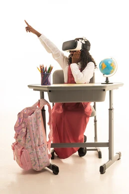 تلميذة ترفع اصبع السبابة تشير الى شيء ما, تطور أساليب التعليم باستخدام التقنيات الحديثة و محاكاة العالم الخيالي، بورتريه مقرب لفتاة عربية خليجية سعودية ترتدي الزي المدرسي تضع نظارة الواقع الإفتراضي ثلاثية الأبعاد، ايماءات الاندماج والتركيز، خلفية بيضاء