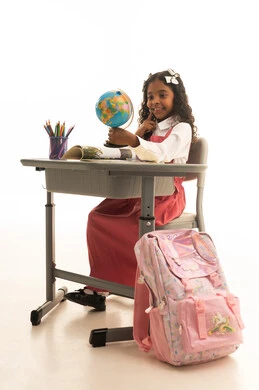 الاهتمام بدراسة العلوم الجغرافية، مفهوم البحث والإستكشاف حول العالم، بورترية لطالبة عربيه خليجيه عمانيه ترتدي الزي المدرسي تقوم بمساك مجسم الكره الارضية، فتاه سعوديه تنظر بايماءات السعاده و السرور، الجسم بالطول الكامل، خلفية بيضاء