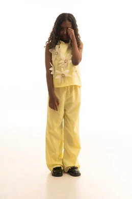 ايماءات الحزن واليأس، الشعور بالإنزعاج والخذلان والاكتئاب، بورتريه لفتاه عربية خليجية سعودية ترتدي الزي الكاجوال باللون الاصفر تضع يدها على وجهها بتعابير البكاء، فقدان وخسارة شيء ما، الشعور بالوحدة والقلق، الجسم بالطول الكامل، خلفية بيضاء