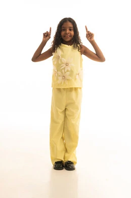 التوضيح والاشارة إلى شيء ما، بورتريه لطفلة عربية خليجية سعودية ترتدي الزي الكاجوال وتشير بإصبعها السبابة إلى الاعلى، تحديد موقع معين، إشارات وحركات تدل على هذا المكان (هنا)، صورة الجسم بالطول الكامل, خلفية بيضاء