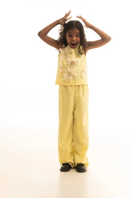 الصراخ والغضب من شيء ما,  ايماءات الضجر و الاستياء وعدم الرضا, بورتريه لبنت عربية سعودية خليجية ترتدي الزي الكاجوال ترفع يديها للاعلى بتعابير العصبية, الجسم بالطول الكامل، خلفية بيضاء