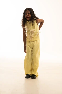 التهاب العضلات والمفاصل، الشعور بالألم والتعب،, الإحساس بالمرض و التعب والإرهاق, بنت سعودية ترتدي الزي الكاجوال بحاجه للعلاج و الدواء, طلب المساعده للذهاب الى المستشفى، الطول الكامل للجسم، خلفية بيضاء .