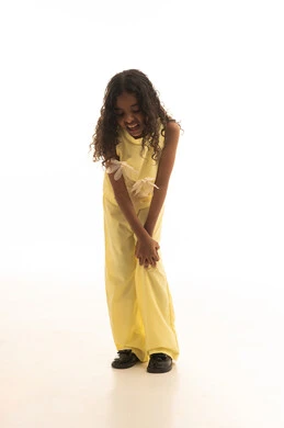 التهاب العضلات والمفاصل، الشعور بالألم والتعب،, الإحساس بالمرض و التعب والإرهاق, بنت سعودية ترتدي الزي الكاجوال بحاجه للعلاج و الدواء, طلب المساعده للذهاب الى المستشفى، الطول الكامل للجسم، خلفية بيضاء .