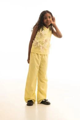 إيماءات يد تدل على الإنصات, سماع الأسرار والمحادثات، محاولة التجسس والتنصت, بورتريه لفتاة عربية خليجية سعودية ترتدي الزي الكاجوال تضع يديها خلف اذنيها, الإستماع و التركيز على الكلام, الطول الكامل للجسم، خلفية بيضاء