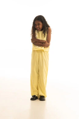 الام شديدة في المعدة، الحاجة للذهاب للطبيب و وضع خطة علاجية مناسبة، بورتريه لبنت  عربية خليجية سعودية تضع يديها  على بطنها بايماءات التألم الشديد، حالة اسعافية طارئة،  صورة الجسم بالطول الكامل, خلفية بيضاء