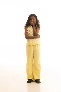 الشعور بألم في العين، مفهوم الصحة والمرض, بورتريه لبنت عربية اماراتية سعودي ترتدي الزي الكاجوال تضع يدها على عينها بإيماءات الألم الشديد, صورة الجسم بالطول الكامل، خلفية بيضاء