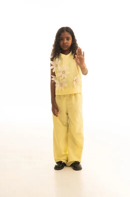 إيماءات تدل على الأمر بالتوقف عن فعل شيء ما و النهي عنه, الشعور بالإنزعاج و الرفض والإمتناع، الصمت التوقف عن الكلام، بورتريه لفتاة عربية سعودي ترتدي الزي الكاجوال خليجية ترفع كفها للأعلى, الجسم بالطول الكامل، خلفية بيضاء