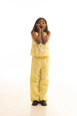 ايماءات الدهشة والتعجب، النظر الى الكاميرا بتعابير الاستغراب, بورتريه لطفلة عربية خليجية سعودية ترتدي الزي الكاجوال تضع يديها على وجهها بتعابير الصدمة، صورة الجسم بالطول الكامل, خلفية بيضاء