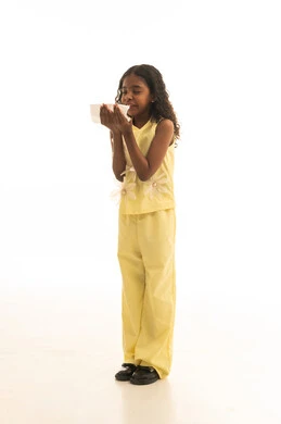 أعراض كورونا (كوفيد-19)، بورتريه لفتاة عربيه سعودية خليجيه بإيماءات وجه ويدين تدل على العطاس, الشعور بالمرض و الزكام, استخدام المناديل الورقيه للعطس, الحاجة الى العلاج والدواء، فتاة سعودية ترتدي الثوب الخليجي تشعر بالتعب و الارهاق ،خلفية بيضاء