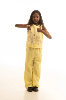 مفهوم الرفض والقبول, الموافقة وعدم الإعجاب، إيماءات تدل على التردد في شيء ما, بورتريه لبنت عربية اماراتية سعودي ترتدي الزي الكاجوال ترفع أصابع الإبهام لأعلى وأسفل, صورة الجسم بالطول الكامل، خلفية بيضاء