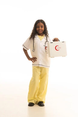 التعامل مع الإصابات الشائعة و حالات الطوارئ ، بورتريه لطفلة عربية خليجية سعودية ترتدي المعطف الطبي الخاص بمهنة الطب ، تحمل بيدها حقيبة إسعافات أولية بإيماءات تدل على السعادة ، علاج أولي سريع ، مهن مستقبلية مهمة  ، خلفية بيضاء