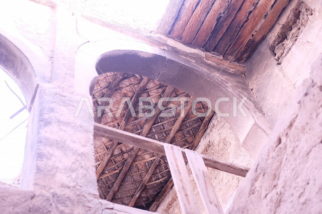 صورة لبيوت من الطين التراثية القديمة في مدينة الرياض , معالم أثرية في المملكة العربية السعودية .