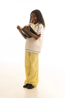 مفهوم الطب والرعاية الصحية،الاجتهاد للوصول الى الطموح والهدف المستقبلي،  بورتريه لفتاة عربية خليجية سعودية ترتدي المعطف الأبيض تضع السماعة الطبية تحمل بيدها كتاب، بنت سعودية تقوم بالقراءة بايماءات التركيز ، خلفية بيضاء