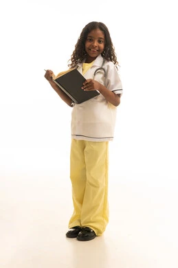 تدوين الملاحظات للمرضى ،مفهوم الطب والرعاية الصحية،الاجتهاد للوصول الى الطموح والهدف المستقبلي،  بورتريه لفتاة عربية خليجية سعودية ترتدي المعطف الأبيض تضع السماعة الطبية تحمل بيدها كتاب، بنت سعودية تقوم بالقراءة بايماءات التركيز ، خلفية بيضاء