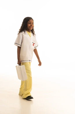 اختيار المهنة المستقبلية منذ الصغر،تقديم الخدمات للمرضى، استخدام سماعة نبضات القلب،  بورتريه لفتاة عربية خليجية سعودية مبتسمة ترتدي زي الطبيب تحلم أن تصبح طبيبة،  الجسم بالطول الكامل، خلفية بيضاء