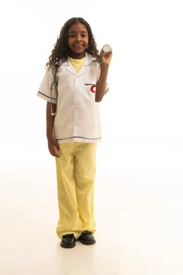 اختيار المهنة المستقبلية منذ الصغر،تقديم الخدمات للمرضى، استخدام سماعة نبضات القلب،  بورتريه لفتاة عربية خليجية سعودية مبتسمة ترتدي زي الطبيب تحلم أن تصبح طبيبة،  الجسم بالطول الكامل، خلفية بيضاء