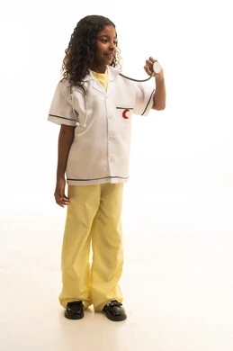 تقديم الخدمات للمرضى، استخدام سماعة نبضات القلب، النظر إلى الكاميرا بإيماءات الشغف، بورتريه لفتاة عربية خليجية سعودية مبتسمة ترتدي زي الطبيب تحلم أن تصبح طبيبة، اختيار المهنة المستقبلية منذ الصغر، الجسم بالطول الكامل، خلفية بيضاء